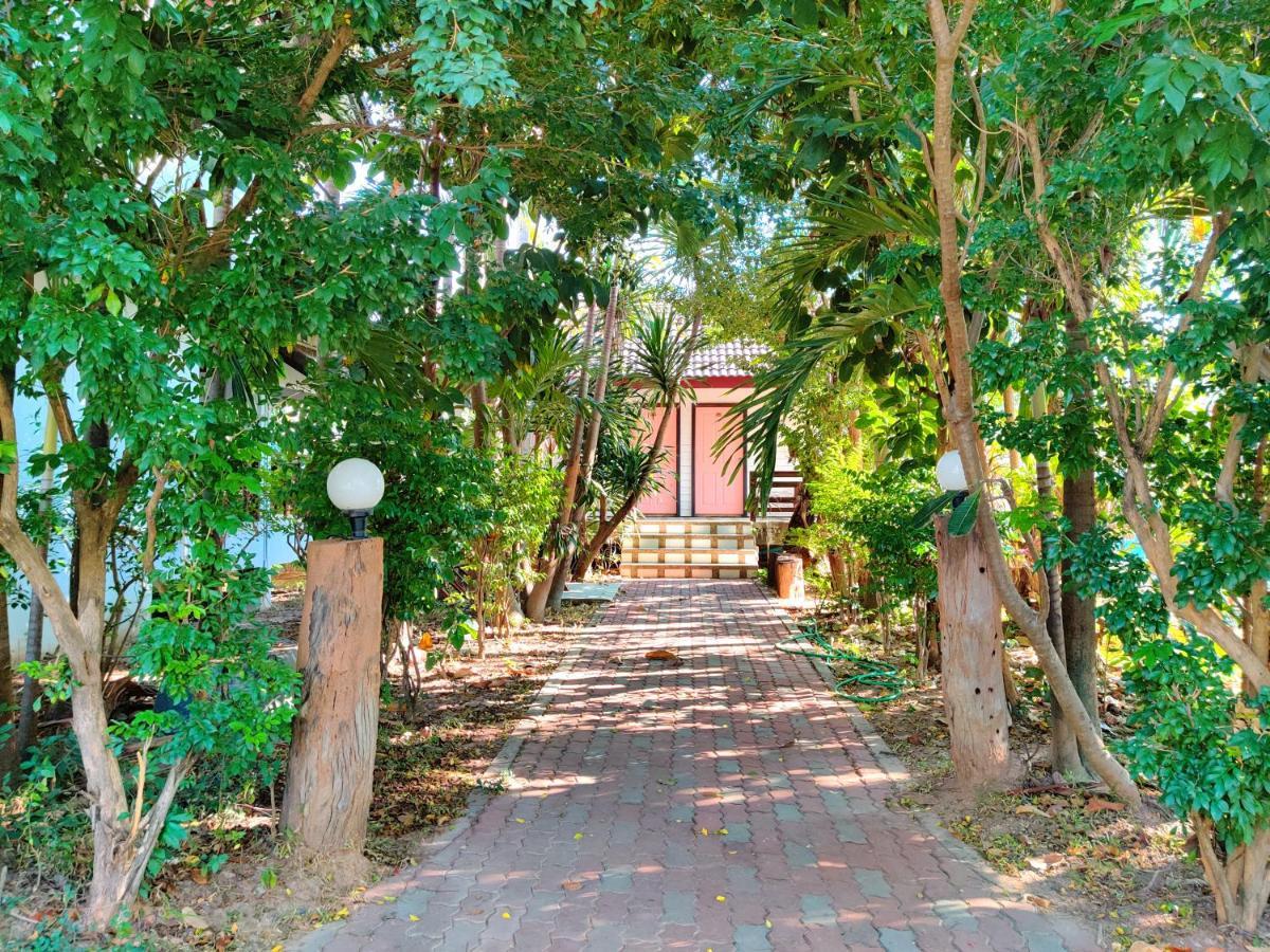 Thong Paeka Hotel Prasat Екстер'єр фото