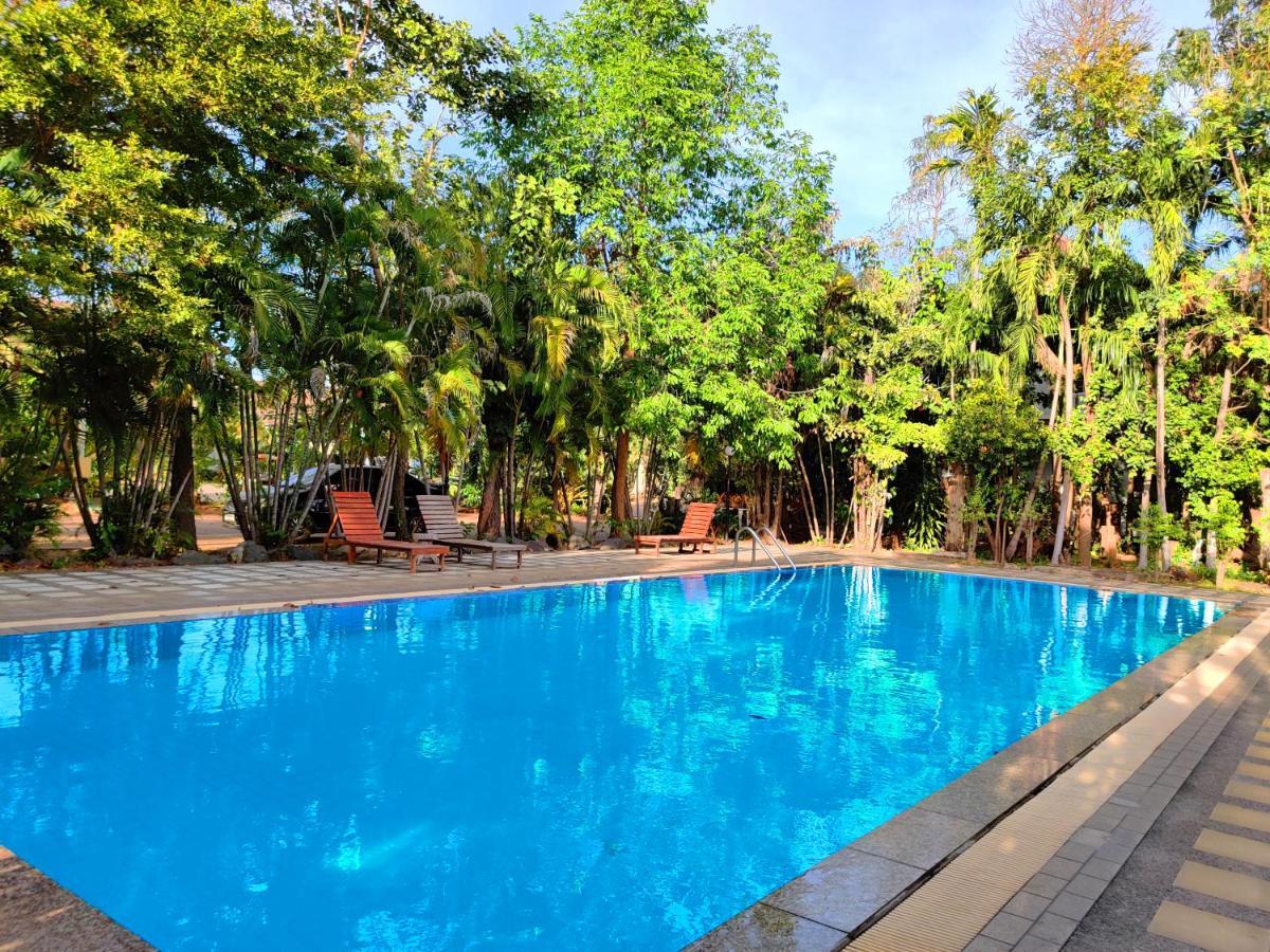 Thong Paeka Hotel Prasat Екстер'єр фото