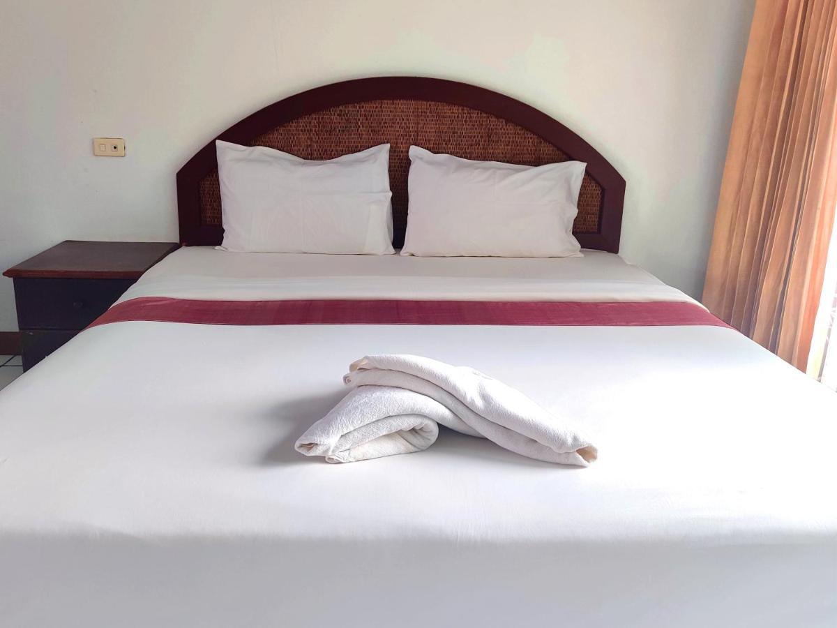 Thong Paeka Hotel Prasat Екстер'єр фото