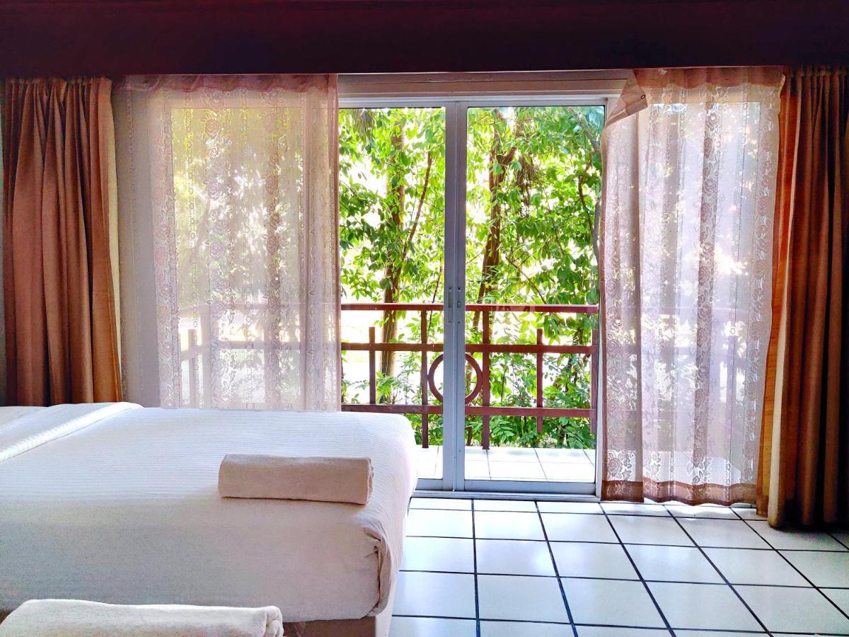 Thong Paeka Hotel Prasat Екстер'єр фото