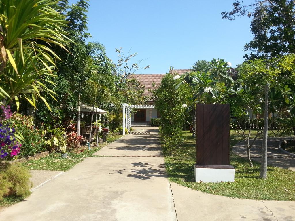 Thong Paeka Hotel Prasat Екстер'єр фото