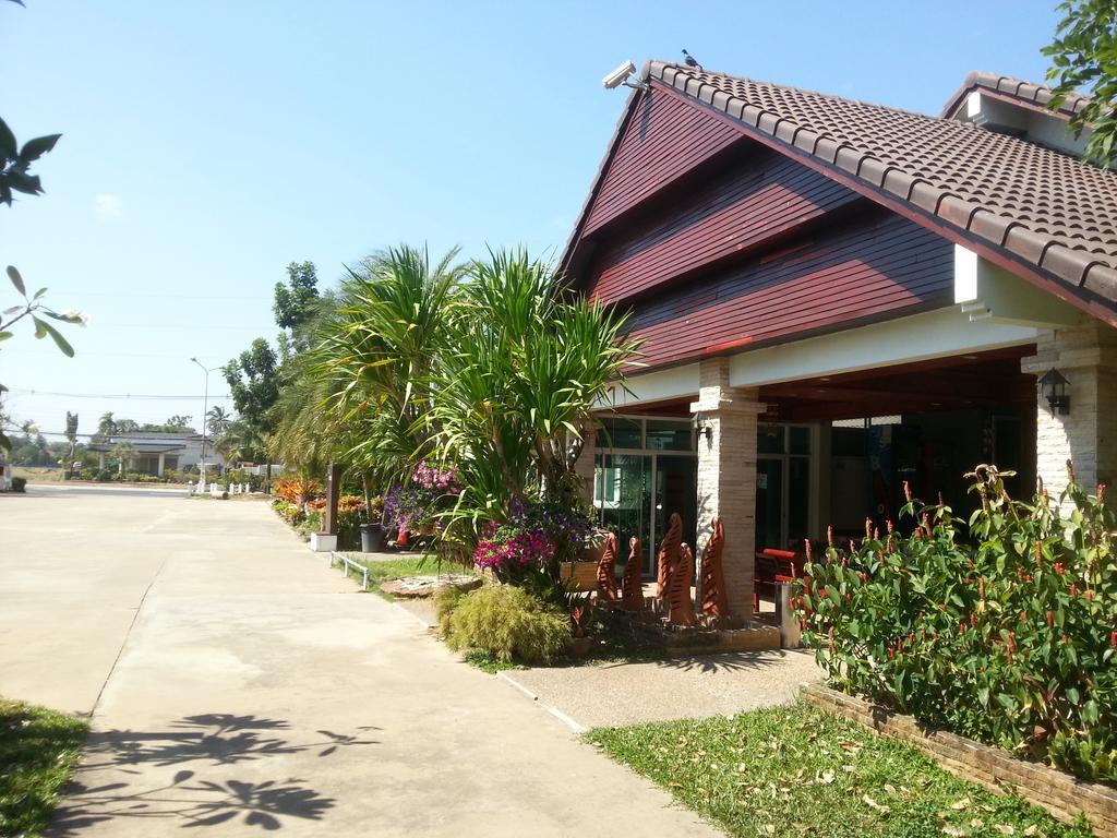 Thong Paeka Hotel Prasat Екстер'єр фото